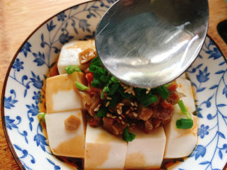 9、小葱拌豆腐,淋上葱油，激发青葱香味。