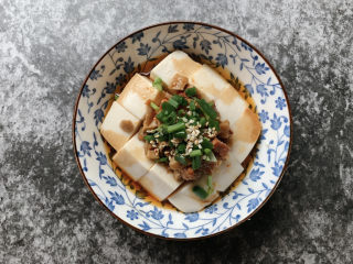 10、小葱拌豆腐,辣味小葱拌豆腐完成！