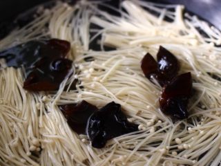 3、海虾什锦凉拌菜,把金针菇和木耳也进行焯水后捞出沥干水分备用