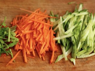 4、海虾什锦凉拌菜,再把黄瓜、胡萝卜用刀切成丝、香菜切成段