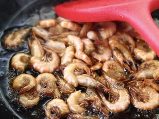 8、海虾什锦凉拌菜,直至看见海虾变成红色的时候就可以了、这个时候的虾油拌菜是最好吃的