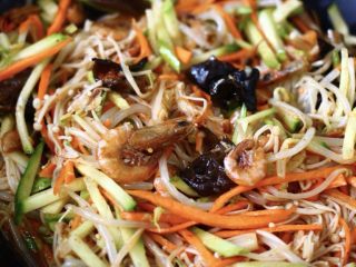 11、海虾什锦凉拌菜,用铲子慢慢搅拌均匀后就可以了