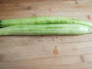 2、酸辣糖醋黄瓜条,在用瓜皮刀去皮。
