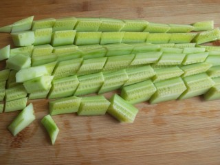 4、酸辣糖醋黄瓜条,在切成小块。