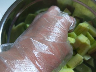 7、酸辣糖醋黄瓜条,抓均匀淹制。