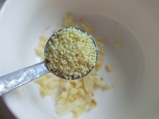 10、酸辣糖醋黄瓜条,加入鸡精。