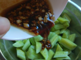 15、酸辣糖醋黄瓜条,黄瓜倒出多余的水分，倒入蒜汁。