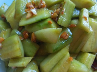 17、酸辣糖醋黄瓜条,我拌两种，一个辣椒。一个没有辣椒