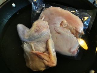 1、胡椒猪肚鸡,猪肚和鸡解冻(我是之前买的冷冻起来,新鲜的当然更好)