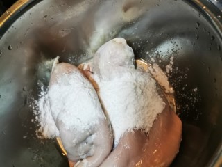 4、胡椒猪肚鸡,再用淀粉进行第二遍揉搓冲洗