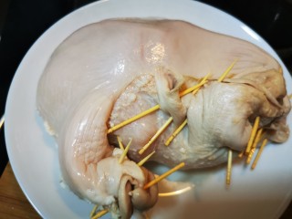 11、胡椒猪肚鸡,用牙签将猪肚封口