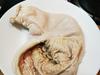 9、胡椒猪肚鸡,接下来开始往猪肚里塞东西,首先猪肚内里抹胡椒粉(有白胡椒粒的话直接胡椒稍微碾碎放进去更好,我就用胡椒粉代替了),可以适量多放一点味道浓郁