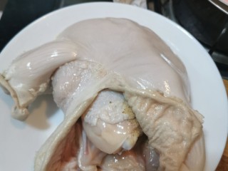 10、胡椒猪肚鸡,半只鸡整个塞进去,再塞两片姜片