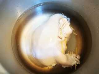 12、胡椒猪肚鸡,封好口的猪肚放进高压锅加水没过猪肚炖煮(高压锅比较快30分钟左右即可,其他锅的话需要一个小时左右)