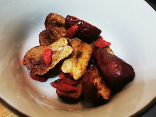 13、胡椒猪肚鸡,枸杞洗净、红枣洗净对半剪开备用