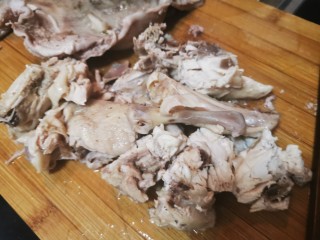 16、胡椒猪肚鸡,将鸡拿出来撕成小块,放回锅中继续煮