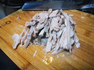 17、胡椒猪肚鸡,再将猪肚切成条也放回锅中