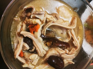 19、胡椒猪肚鸡,汤汁浓郁,营养美味的猪肚鸡出锅啦!