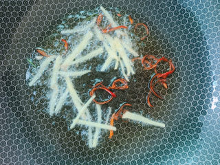 7、清蒸龙利鱼,下姜丝和干辣椒丝