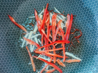 8、清蒸龙利鱼,再放入红辣椒丝