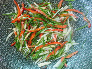 11、清蒸龙利鱼,拌匀后关火倒入酱油