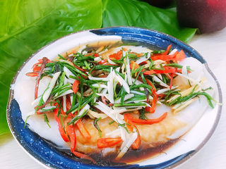 13、清蒸龙利鱼,将做好的调料汁淋在龙利鱼身上