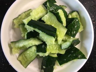 7、凉拌腐竹黄瓜,黄瓜装入碗中