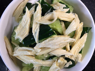 8、凉拌腐竹黄瓜,加入腐竹