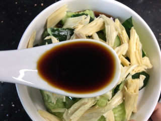 11、凉拌腐竹黄瓜,2勺生抽