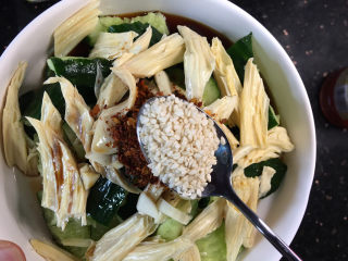 14、凉拌腐竹黄瓜,一勺白芝麻