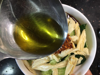 16、凉拌腐竹黄瓜,锅里烧热油爆香