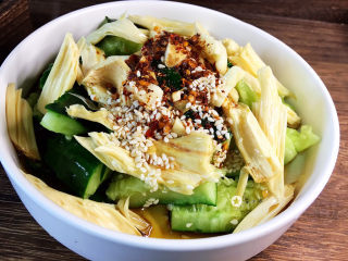 17、凉拌腐竹黄瓜,上桌拌匀即可享用