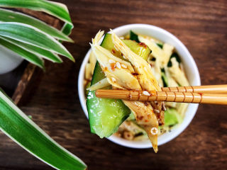 18、凉拌腐竹黄瓜,成品，超级入味～～～