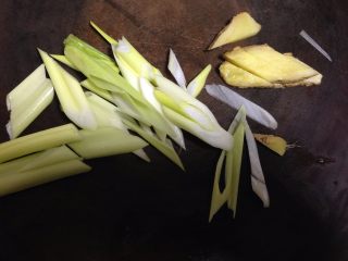 4、蜜汁叉烧肉,葱切马耳块、姜切片