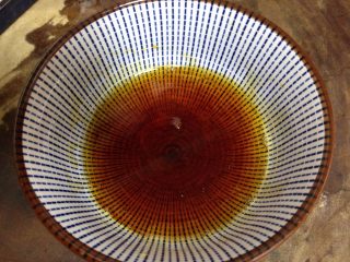 7、蜜汁叉烧肉,烤肉以前先来调个蜜汁：蜂蜜2汤匙、生抽1小勺、水1汤匙调成蜜汁