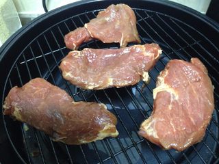 8、蜜汁叉烧肉,肉片取出恢复室温，放入烤架（烤架下面可以用一只等大的烤盘倒入少许水，用来盛接滴下来的油脂和酱汁，为了便于清理，还可以衬一层锡纸）