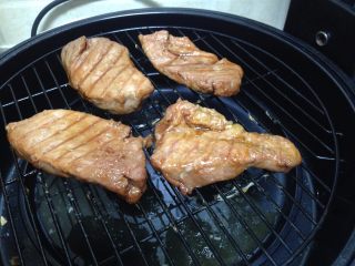 11、蜜汁叉烧肉,放入烤盘继续烘烤至结束