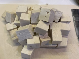 2、韭菜炒豆腐,把豆腐切成正方形颗粒