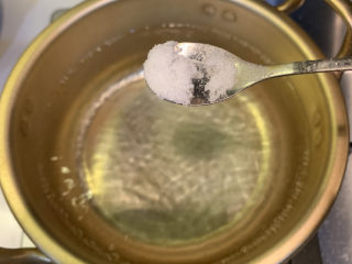 3、韭菜炒豆腐,锅中煮水，加入半勺盐