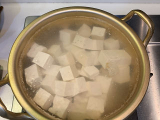 4、韭菜炒豆腐,把豆腐放入锅内烫一下