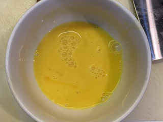 6、韭菜炒豆腐,把2颗鸡蛋打均匀