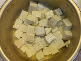 8、韭菜炒豆腐,均匀拌开