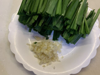 11、韭菜炒豆腐,把2颗蒜切成蒜粒