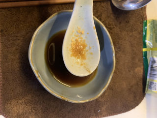 17、韭菜炒豆腐,半勺鸡精，搅拌均匀备用