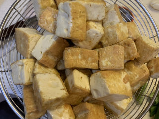 22、韭菜炒豆腐,把豆腐捞出来