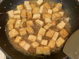 25、韭菜炒豆腐,倒入拌好的料汁