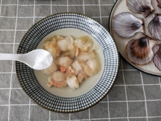 7、蒜蓉粉丝蒸扇贝,扇贝肉去裙边和泥肠等，过清水冲洗净，在用盐抓洗干净。