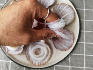 8、蒜蓉粉丝蒸扇贝,粉丝沥水捞出，用手卷一下放入扇贝壳中这样不会横七竖八的影响美观。
