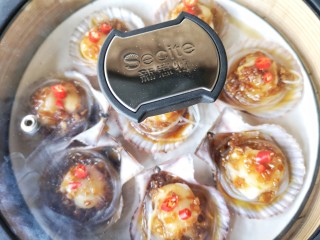 16、蒜蓉粉丝蒸扇贝,上锅隔水大火加盖蒸5-8分钟即可。