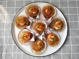 17、蒜蓉粉丝蒸扇贝,出锅撒适量葱花。